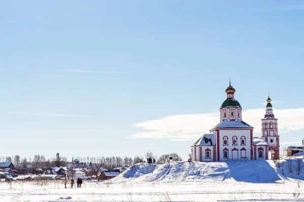 Vista de Suzdal con la Iglesia de Elías en invierno — Foto de Stock