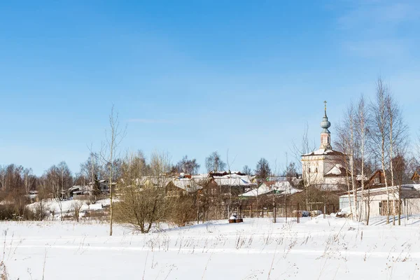 Paisaje urbano de Suzdal con la Iglesia de Tikhvinskaya —  Fotos de Stock