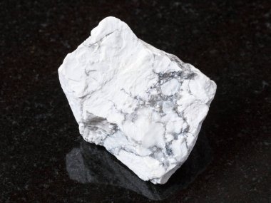 ham Howlite taş siyah granit üzerine