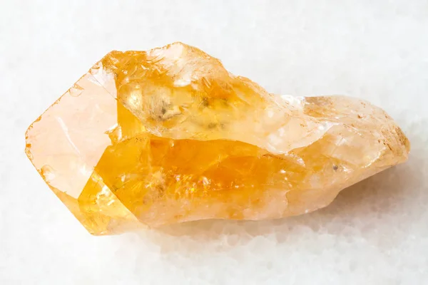 Cristal crudo de piedras preciosas de Citrina en blanco — Foto de Stock