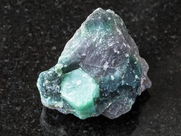 黑色岩石中的绿柱石宝石水晶 — 图库照片