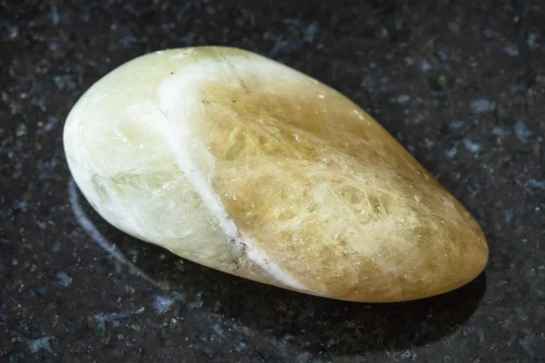 Piedra de Prasiolite tumbled (cuarzo verde) en negro — Foto de Stock