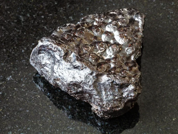 Шматок каменю гематиту (нирки руди) на чорному — стокове фото