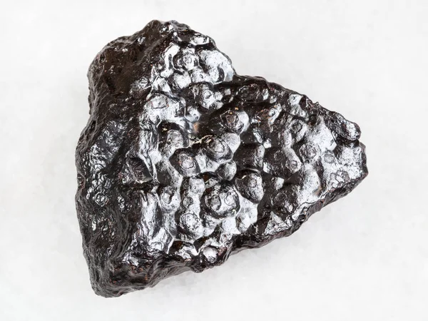 Hematit (böbrek cevheri) taş üzerine beyaz kaba — Stok fotoğraf