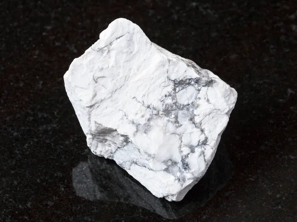 Piedra de Howlite crudo en granito negro — Foto de Stock