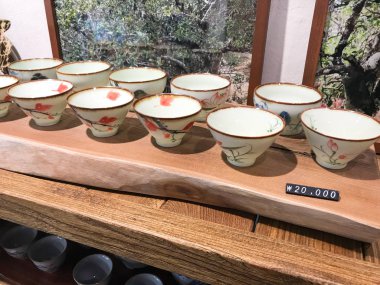 Seul 'deki çanak çömlek dükkanında seramik kaseler.