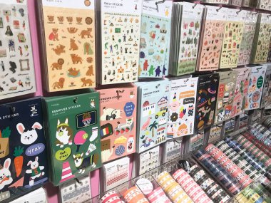 Dükkandaki tezgahta çeşitli yerel çıkartmalar var.