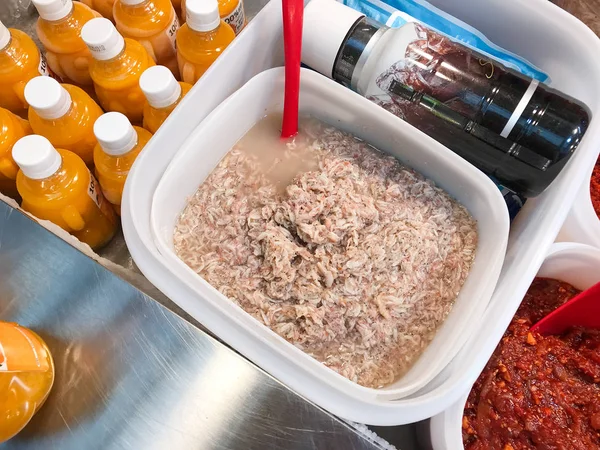 Carne de krill salgada em bandeja plástica no Mercado de Peixes — Fotografia de Stock