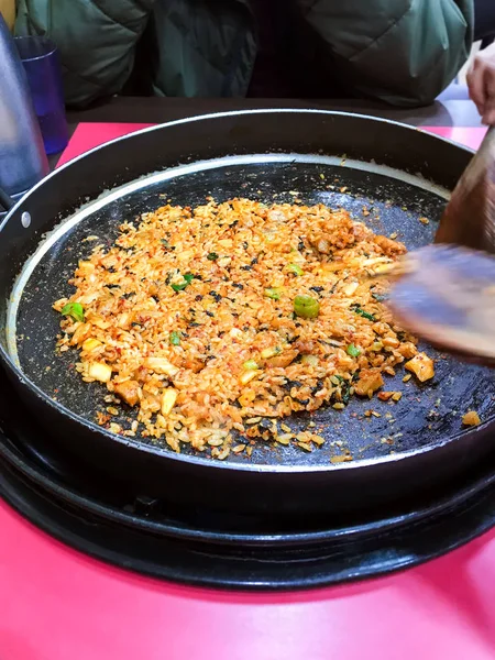 Porción de arroz frito en sartén en la cafetería local —  Fotos de Stock