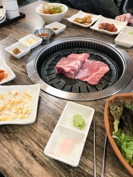 Trozos de cerdo se fríen en parrilla de barbacoa coreana — Foto de Stock