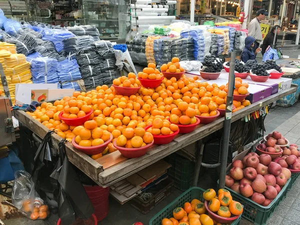 Stoisko ze świeżymi owocami na targu Taepo w Sokcho — Zdjęcie stockowe