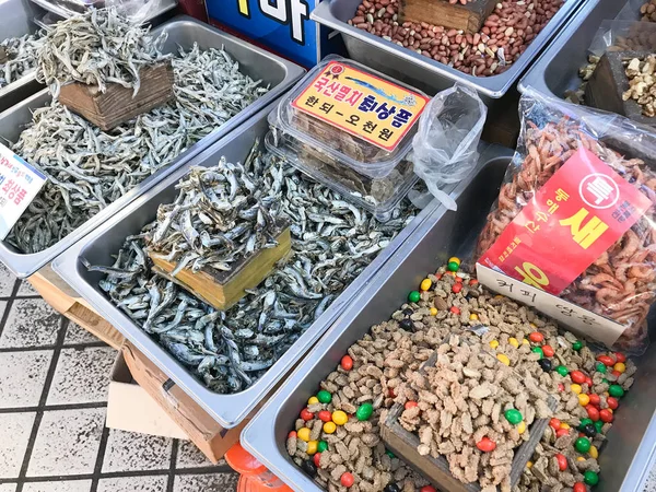 Varios aperitivos secos de mariscos en el mercado de pescado —  Fotos de Stock