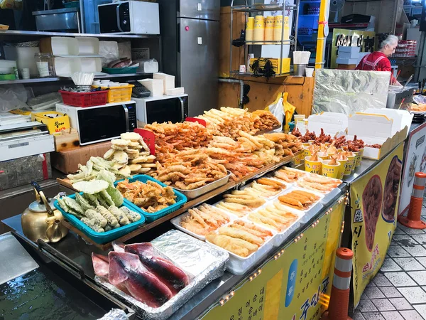 鱼类市场的各种炸鱼和海鲜 — 图库照片
