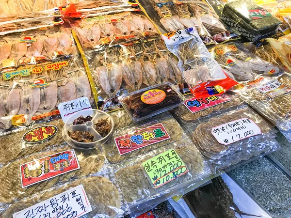 Kraam met gedroogde vis en zeevruchten op vismarkt — Stockfoto