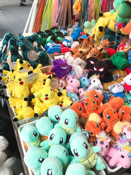 Vários brinquedos pokemon em stall ao ar livre em Seul — Fotografia de Stock