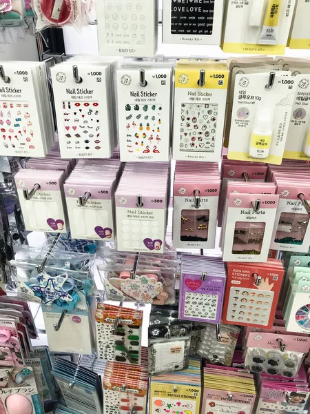 Различные наклейки на стойке в магазине в городе Сеул — стоковое фото