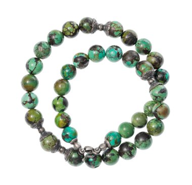 Cilalanmış turkuazdan sarmalanmış kolye izole edilmiş.