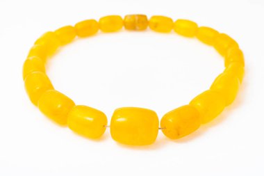 Beyaz üzerine erimiş kehribar sarısından kolye.