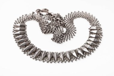 Beyaz üzerine Art Nouveau tarzı karışık kolye.