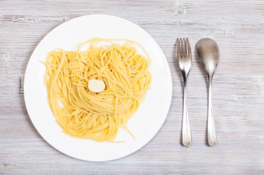 tereyağlı makarna ve kaşıklı çatal