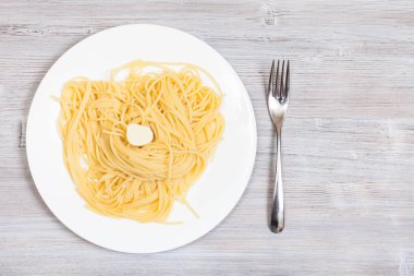 beyaz tabakta makarna ve kopyalanmış çatal