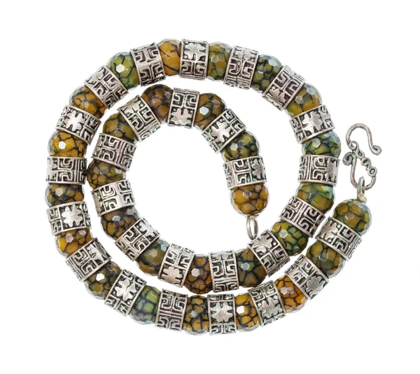 Спиральное ожерелье из граненых драгоценных камней джадейта изолированы — стоковое фото
