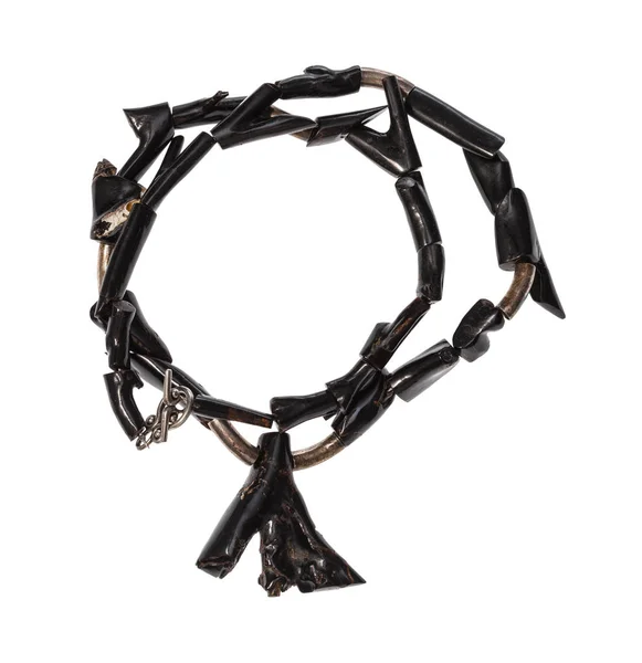 Stočený náhrdelník z černých korálových větviček izolovaný — Stock fotografie