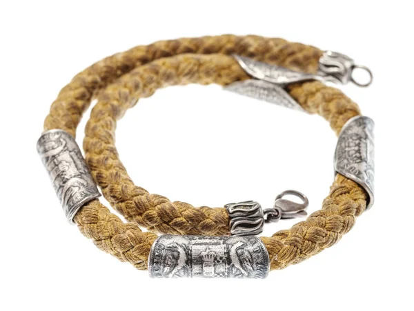 Baumwollkette mit antiken Silbermünzen isoliert — Stockfoto