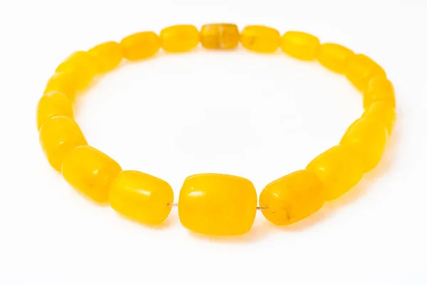 Halsband från gul smält bärnsten på vit — Stockfoto