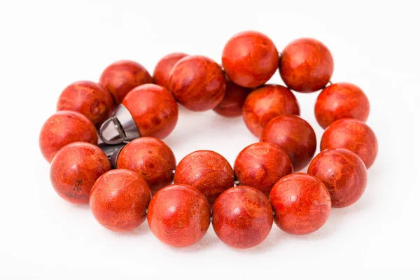 Zamotaný náhrdelník z leštěných červených korálových kuliček — Stock fotografie