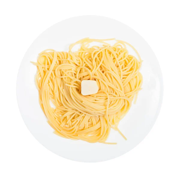 Vista de pasta con mantequilla en plato blanco aislado — Foto de Stock