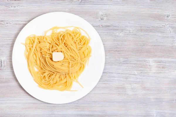 Pasta con mantequilla en plato blanco con copyspace — Foto de Stock