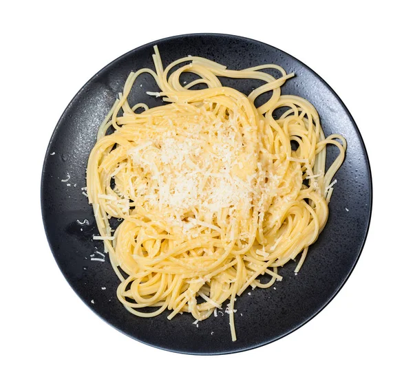 Pasta med smör och ost på svart tallrik cutout — Stockfoto