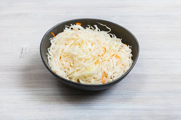 Russisches Sauerkraut in Schale auf grauem Holztisch — Stockfoto