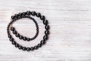 Jet taşının üst görüntüsü (gagate) gri kolye