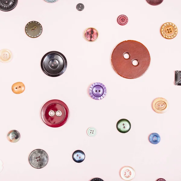 ピンクに配置された様々なボタンのトップビュー — ストック写真