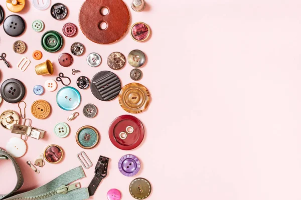 Muitos objetos de costura em rosa com espaço em branco — Fotografia de Stock