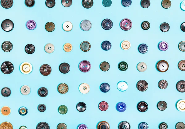 Olika knappar arrangerade på blå bakgrund — Stockfoto