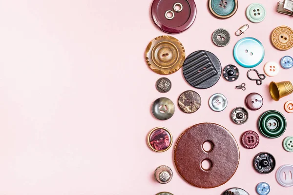 コピースペース付きピンクの様々な縫製品 — ストック写真