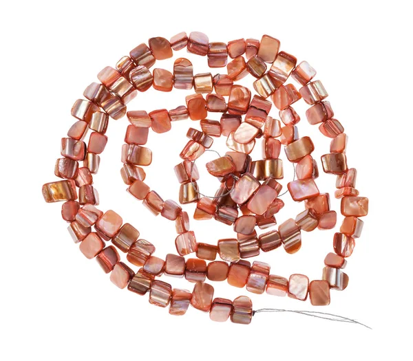 Pärlor från naturliga rosa bitar av pärlemor — Stockfoto