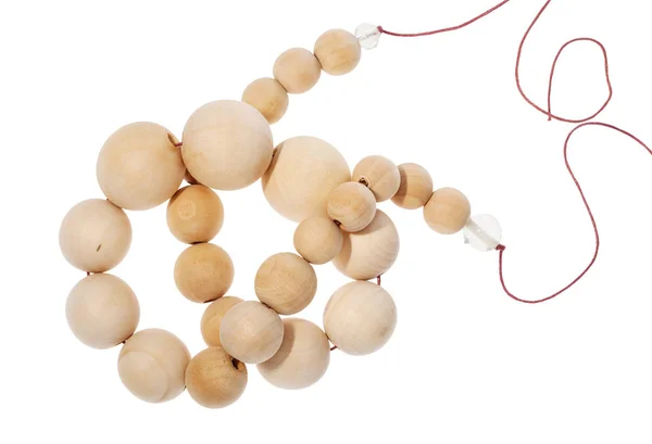 Aggrovigliato stringa di perline di legno isolato — Foto Stock