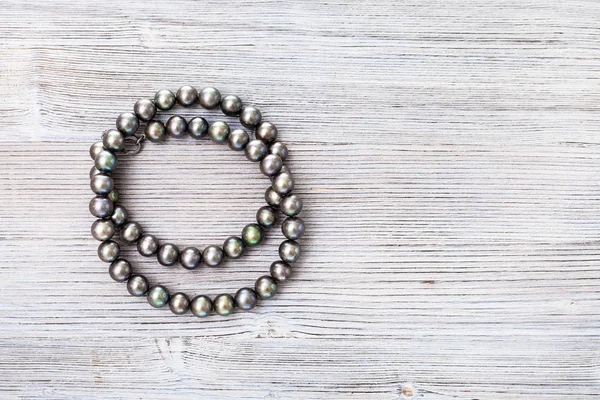 Vista superior de perlas negras naturales en espiral — Foto de Stock
