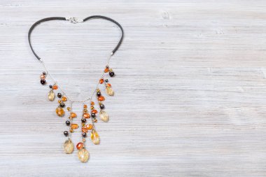 Zincirlerle süslenmiş gri taşlarla süslenmiş kolye.