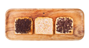 Tabakta çikolata parçacıkları olan çeşitli tostlar.