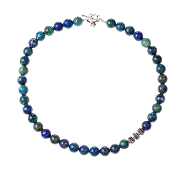 Collana di perline di azzurrite lucida isolata — Foto Stock