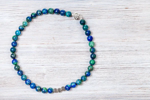 Collana da perline di azzurrite lucidate su grigio — Foto Stock