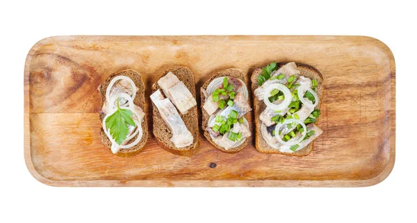 Draufsicht auf verschiedene offene Sandwiches mit Hering — Stockfoto