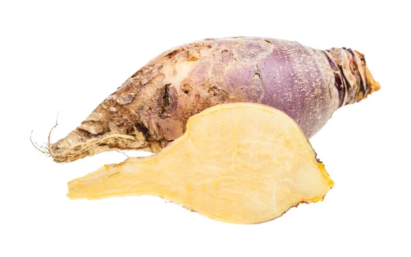 Diiris dan seluruh akar rutabaga segar terisolasi — Stok Foto