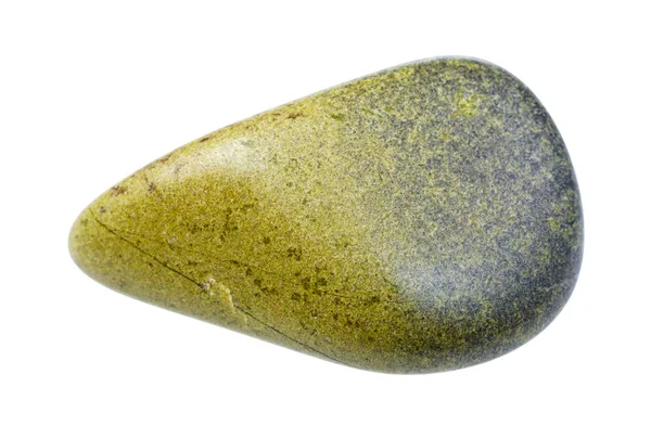 Отполированный драгоценный камень Эпидот, изолированный на белом — стоковое фото