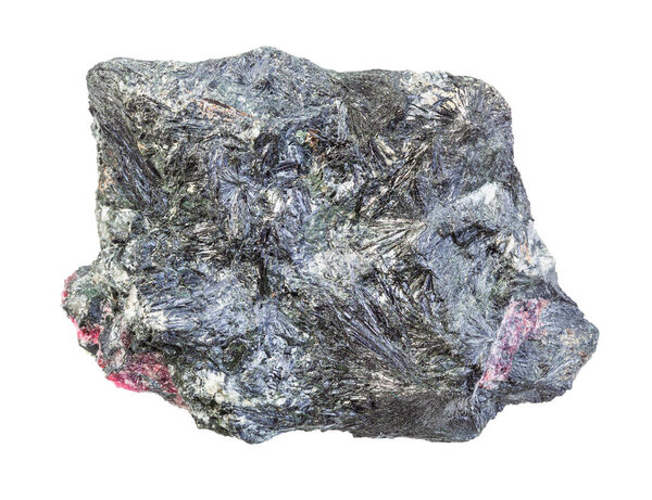 неотполированная скала Эгирин, изолированная на белом
